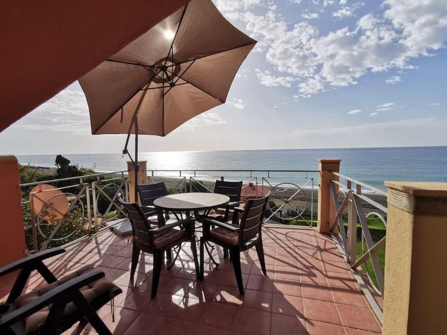 Exclusive Beachfront Penthouse Almayate Alto Exteriör bild