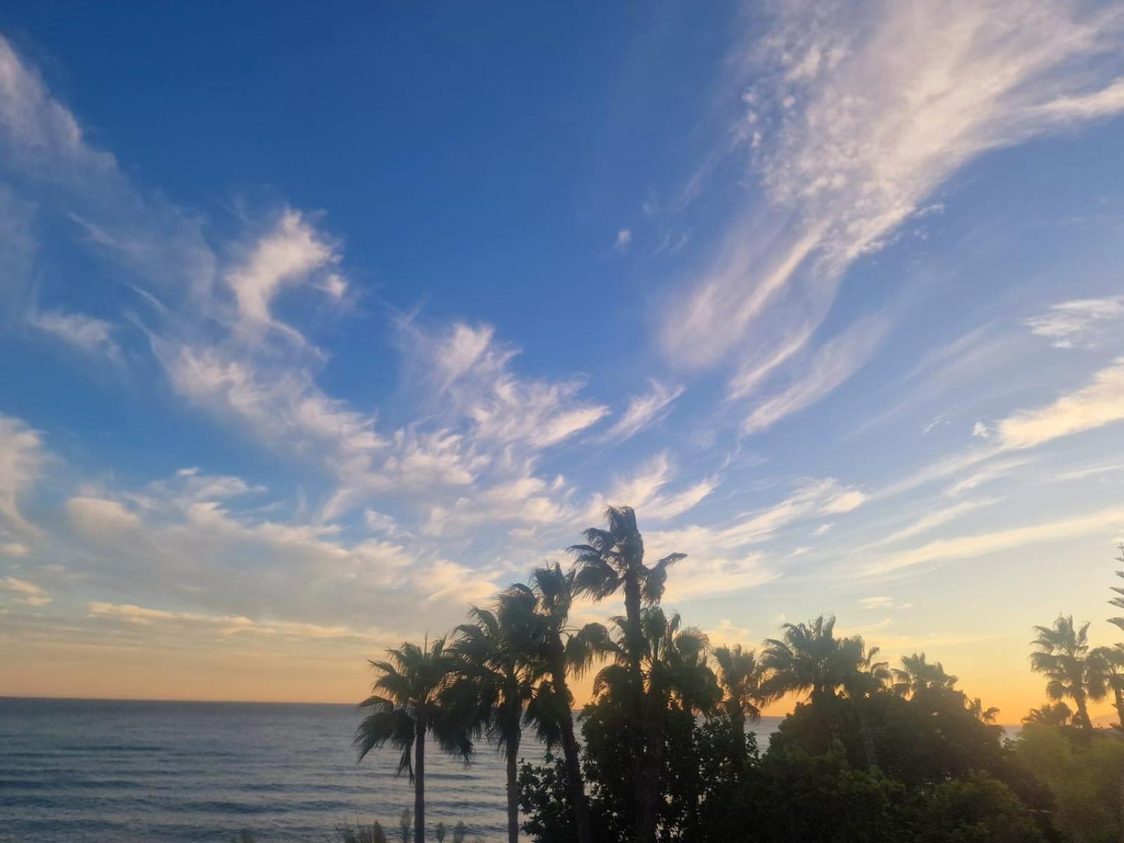 Exclusive Beachfront Penthouse Almayate Alto Exteriör bild